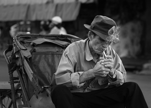 Nhiếp ảnh gia Nguyễn An Di - Portraits Light the cigarette 